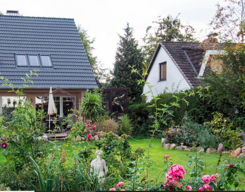 Dachgeschosswohnung Scharbeutz Mit Garten Exteriör bild